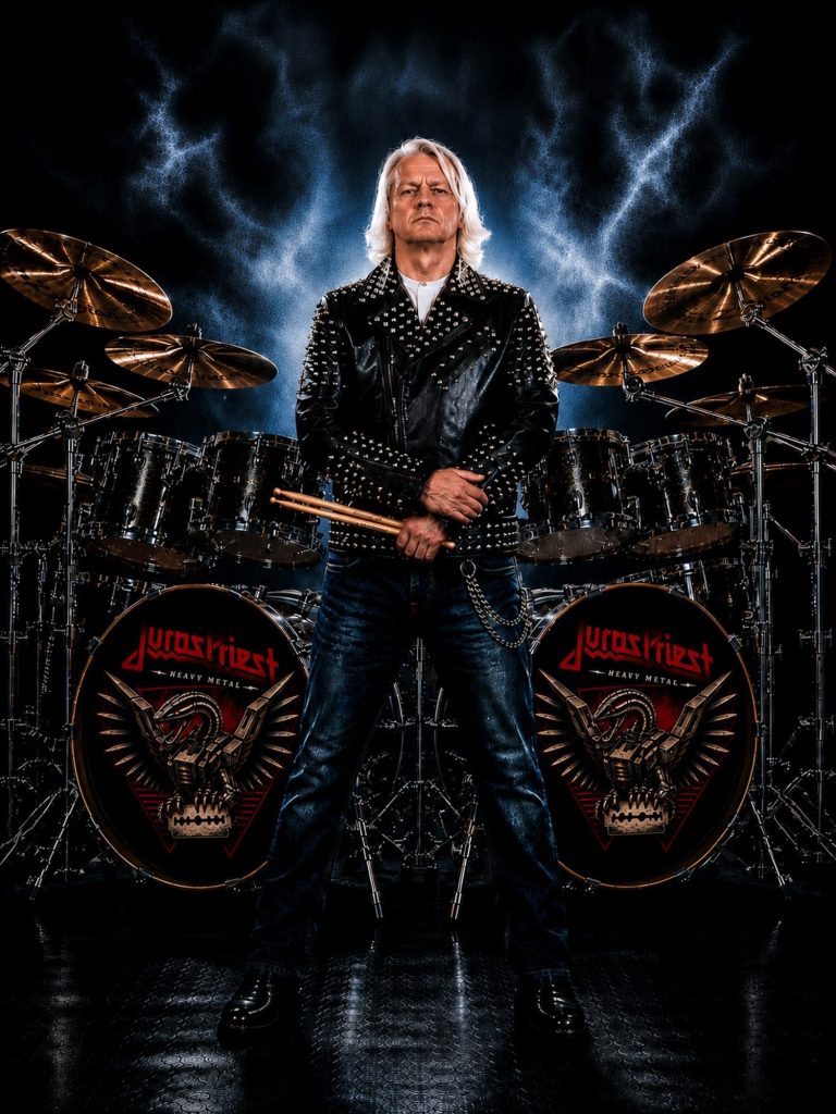 Drummer Huey vor Schlagzeug